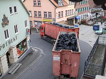 Eng geht es zu: Immer wieder sorgt Schwerlastverkehr durch die Bad Brückenauer Innenstadt für Unmut. Foto: Ulrike Müller/Archiv