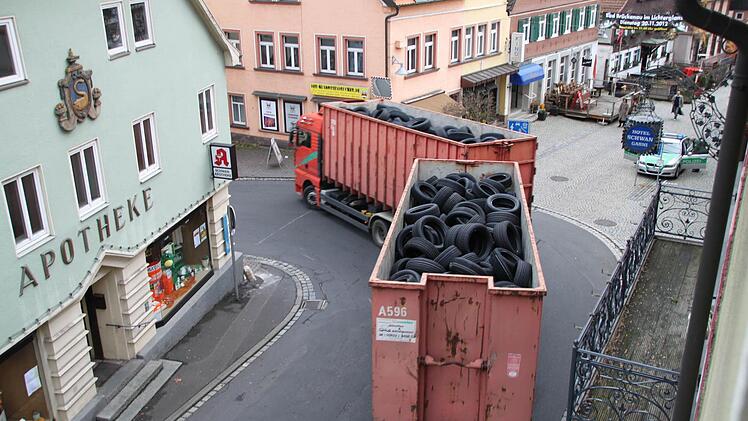 Eng geht es zu: Immer wieder sorgt Schwerlastverkehr durch die Bad Brückenauer Innenstadt für Unmut. Foto: Ulrike Müller/Archiv