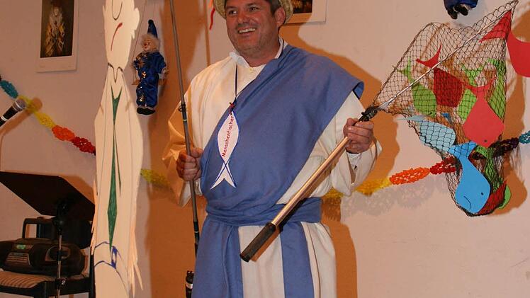 Als fröhlicher, manchmal auch kritischer, Menschenfischer trat Diakon Joachim Stapf in die Bütt beim Seniorenfasching in Eltmann. Foto: Sabine Weinbeer