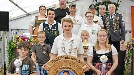 Die Sieger des Gau-Robin-Hood-Schießens. Hinten links Gaujugendleiterin Verena Koch, zweiter von rechts Gaubogenleiter Manfred Koch.Foto: Björn Hein