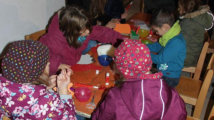 Die Bastelecke für Kinder befindet sich im Gewölbe.