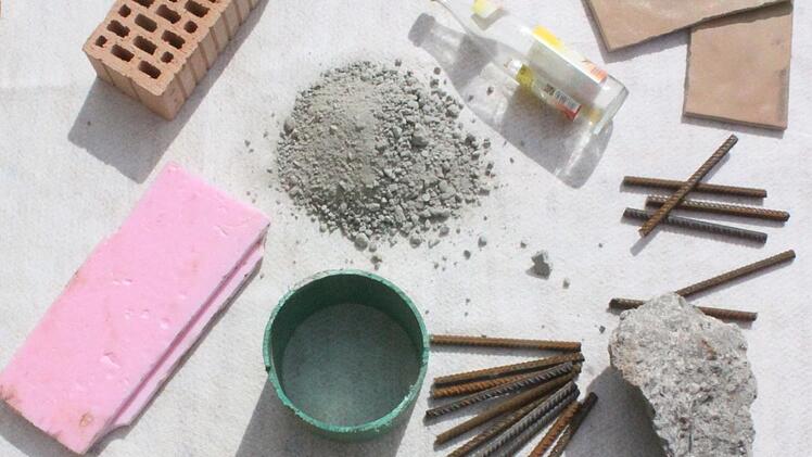 Ab August müssen Bauunternehmer zehn verschiedene Abfallcontainer auf Baustellen vorhalten, um in folgende Fraktionen zu trennen: Glas, Kunststoff, Metalle, Holz, Dämmmaterial, Bitumengemische, Beton, Ziegel, Fliesen/Keramik sowie Baustoffe auf Gipsbasis. Foto: Matthias Einwag
