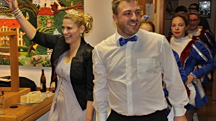 Das neue Prinzenpaar "Julia II und Steffen II" ziehen im Rathaus Rentweinsdorf ein. Foto: Helmut Will