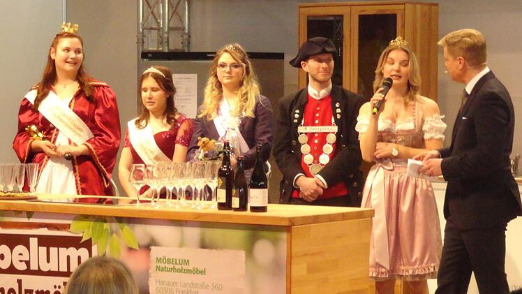 Ein Höhepunkt auf der Erlebnismesse "Land & Genuss" der deutschen Landwirtschafts-Gesellschaft war der Bühnenauftritt von Weinprinzessin Anna-Lena Gottschalk (Zweite von rechts), hier im Gespräch mit dem Moderator, daneben Bierprinz Sebastian Gocker (Dritter von rechts), die Muskönigin sowie die Kirschenprinzessin und Kirschenkönigin aus Witzenhausen.Rudi Russ