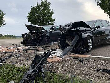 Zwei Autos prallten auf der Staatsstra&szlig;e 2218 im Kreis Ansbach frontal zusammen. Foto: NEWS5 / Goppelt
