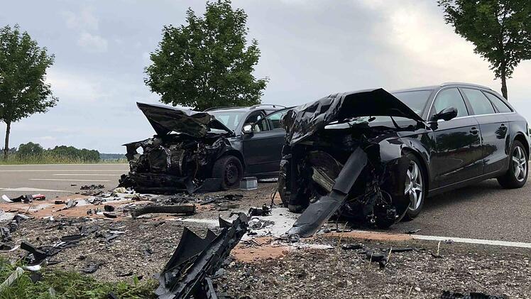 Zwei Autos prallten auf der Staatsstra&szlig;e 2218 im Kreis Ansbach frontal zusammen. Foto: NEWS5 / Goppelt