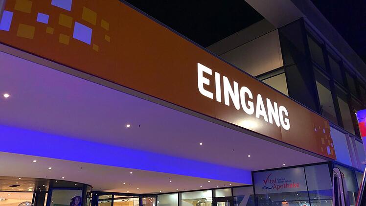 Gro&szlig;einsatz in Schwabach: Das  Einkaufszentrum "ORO" musste am Dienstagabend komplett ger&auml;umt werden. Foto: News5/Schmelzer