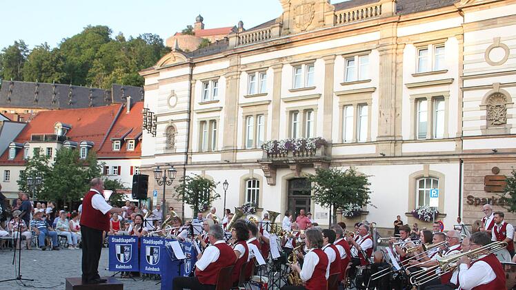 Die Stadtkapelle Kulmbach verzauberte Blasmusikfans mit ihren Weisen auf dem Kulmbacher Marktplatz.Sonny Adam