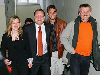 Strahlend und voller Tatendrang: Andreas Starke (Zweiter v.l.) als frisch gewählter Oberbürgermeister im Jahr 2006.  Fotos: Matthias Hoch, Barbara Herbst, Ronald Rinklef