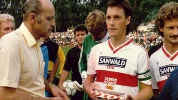 Hermann Matthes (links) holte 1986 den VFB Stuttgart nach Bad Kissingen und begrüßte die Profis persönlich. Foto: FC 06 Bad Kissingen