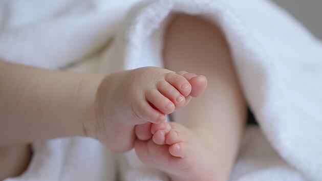 Mit ihrer Körpersprache teilen Babys ihr Befinden und ihre Bedürfnisse mit.