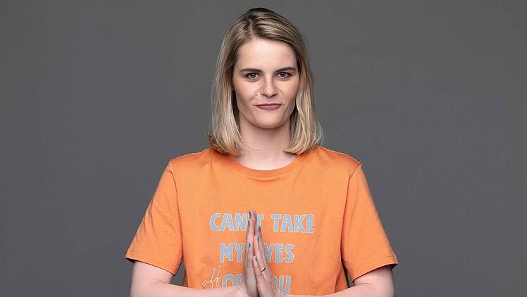 Hazel Brugger lebt mit ihrer Familie in Deutschland. Ihre Schweizer Landsleute hält sie für sehr patriotisch, aber auch verklemmt. Eindeutig verklemmter als die Deutschen, sagt Brugger: "Die Schweiz ist ein absolutes Humor-Entwicklungsland."