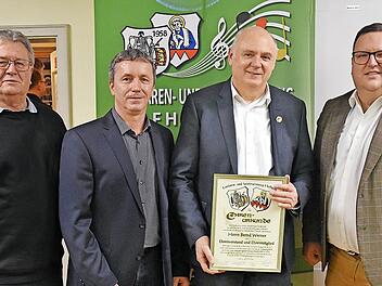 Bernd Werner (mit Urkunde) wurde vom Fanfaren- und Spielmannszug zum Ehrenvorsitzenden ernannt.