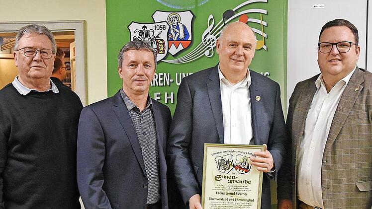 Bernd Werner (mit Urkunde) wurde vom Fanfaren- und Spielmannszug zum Ehrenvorsitzenden ernannt.