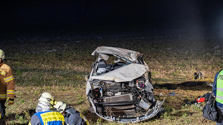 Auto kommt von Stra&szlig;e ab: Vier Verletzte im Kreis Lichtenfels