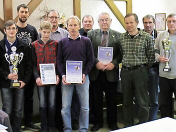 Die RV-Meister 2014 Bastian Horn, Peter Horn, Michael Schmidt, Anton Stumpf mit RV-Vorsitzendem Ulrich Schrickel, Jannik Gold, Florian Bayer, Georg Bayer, Egid Kuhnlein, Christian Mahr, Achim Volk und Zeiter RV-Vorsitzender Reinhard Graf Foto: privatDie RV-Meister 2014 Bastian Horn, Peter Horn, Michael Schmidt, Anton Stumpf mit RV-Vorsitzendem Ulrich Schrickel, Jannik Gold, Florian Bayer, Georg Bayer, Egid Kuhnlein, Christian Mahr, Achim Volk und Zeiter RV-Vorsitzender Reinhard Graf Foto: privat