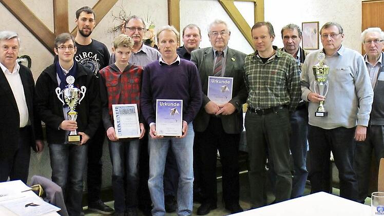 Die RV-Meister 2014 Bastian Horn, Peter Horn, Michael Schmidt, Anton Stumpf mit RV-Vorsitzendem Ulrich Schrickel, Jannik Gold, Florian Bayer, Georg Bayer, Egid Kuhnlein, Christian Mahr, Achim Volk und Zeiter RV-Vorsitzender Reinhard Graf Foto: privatDie RV-Meister 2014 Bastian Horn, Peter Horn, Michael Schmidt, Anton Stumpf mit RV-Vorsitzendem Ulrich Schrickel, Jannik Gold, Florian Bayer, Georg Bayer, Egid Kuhnlein, Christian Mahr, Achim Volk und Zeiter RV-Vorsitzender Reinhard Graf Foto: privat