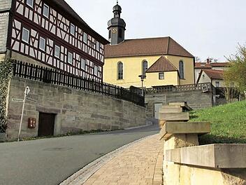 Die Dorferneuerung in Theisenort wurde im Bereich der Kirche durchgeführt. Foto: Friedwald Schedel