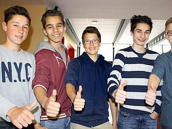 Cedric (von links), Jonas, Jan, Kai und Tristan sind insgesamt zufrieden mit dem Essen in der Mensa des Jack-Steinberger-Gymnasiums.