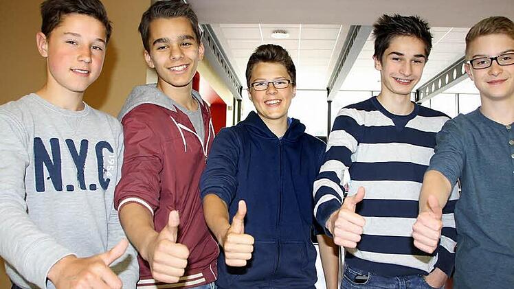 Cedric (von links), Jonas, Jan, Kai und Tristan sind insgesamt zufrieden mit dem Essen in der Mensa des Jack-Steinberger-Gymnasiums.