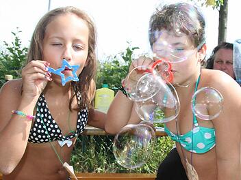 Selina Ulbrich und Patricia Glas hatten richtig Spaß beim Seifenblasen pusten. Foto: Sonja Adam