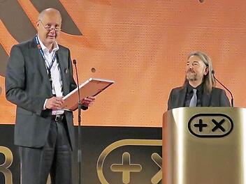 POCO-Vorstand Thomas Stolletz (l.) nimmt die Auszeichnung des Unternehmens als "Deutschlands bester Händler" entgegen.