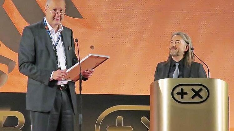 POCO-Vorstand Thomas Stolletz (l.) nimmt die Auszeichnung des Unternehmens als "Deutschlands bester Händler" entgegen.