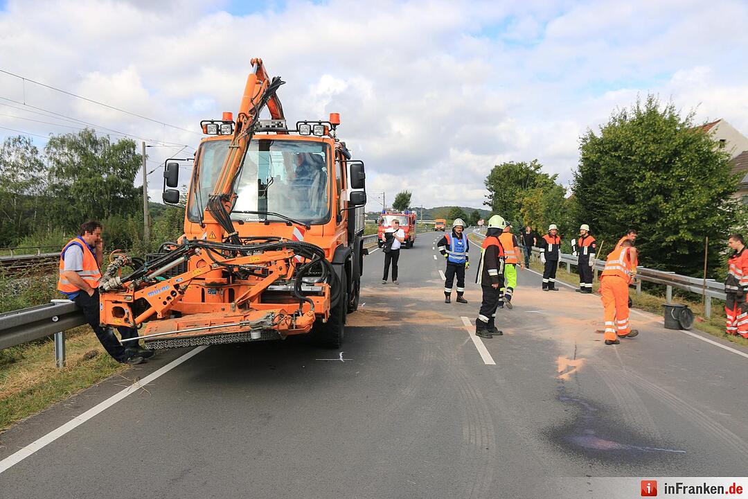 Unfall mit Mähfahrzeug auf B26 bei Gädheim