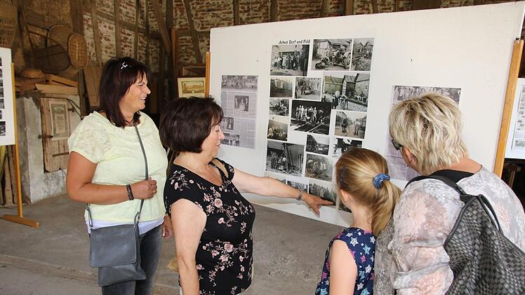 Die Ausstellung mit Fotos aus längst vergangenen Tagen stieß auf eine große Resonaz. Da wurde viel gerätselt, aber auch alte Erinnerungen geweckt. Ina Lorenz, Inge Ott, Isabell Späth und Sabine Späth ( von links) schauen sich die alten Fotos ganz genau an. Foto: Michael Stelzner