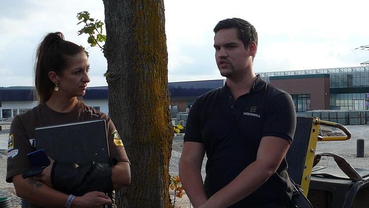 Künstlerin Res Hofmann und Jens Knigge von der HG Videowall GmbH haben sich vorgestellt.