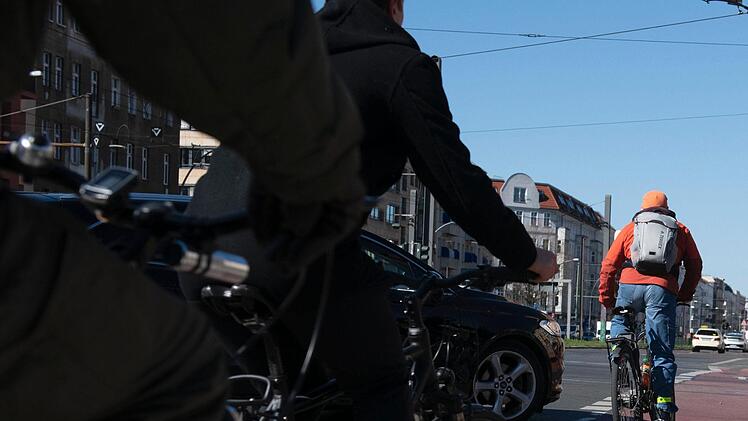 Ein 49-Jähriger war mit seinem Sohn mit dem Rad unterwegs. Das brisante: Der Vater hatte 2,2 Promille und sein Kind im Fahrrad-Kindersitz dabei.