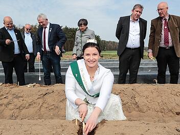 Die oberfränkische Spargelkönigin Christina I eröffnete  Mittwochvormittag in Hirschaid die Spargelsaison. Foto: Matthias Hoch