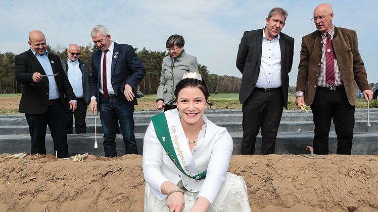 Die oberfränkische Spargelkönigin Christina I eröffnete  Mittwochvormittag in Hirschaid die Spargelsaison. Foto: Matthias Hoch