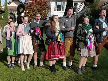 Los ging es bei strahlendem Sonnenschein an der Kirche . Elf Kirmespaare tanzten nach dem Umzug durchs Dorf um den großen Plobaum am Sportplatz.Foto: Evelyn Schneider