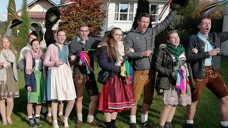 Los ging es bei strahlendem Sonnenschein an der Kirche . Elf Kirmespaare tanzten nach dem Umzug durchs Dorf um den großen Plobaum am Sportplatz.Foto: Evelyn Schneider