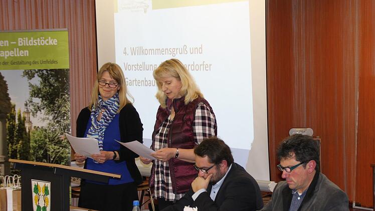 Silke Kaufmann und Daniela Schmitt (vom Euerdorfer Gartenbauverein stehend) stellen ihren Verein vor, daneben sind  1.    Vorsitzender Kreisverband Markus Stockmann und Kreisfachberater Dieter Büttner. Foto: Hilmar Ruppert