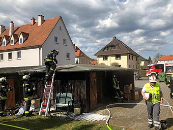 Der Brand griff auf den Holzschuppen über, die Kronacher Feuerwehr war mit etwa 35 Mann vor Ort. Foto: Feuerwehr Kronach