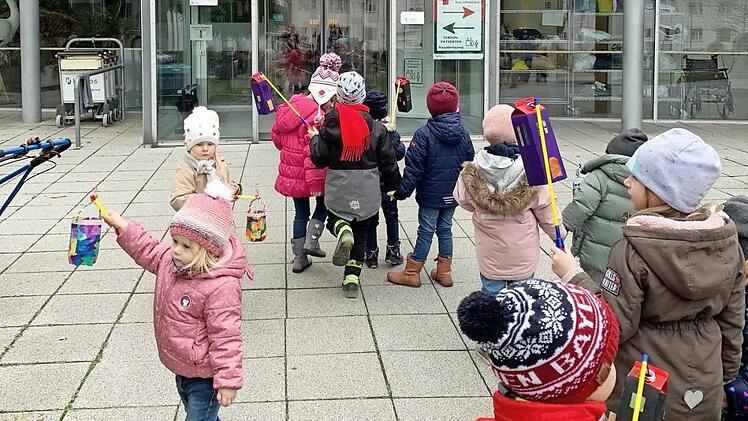 Mit Liedern sowie selbst gebastelten Lichtern erfreuten die "Rotkreuzbienchen" ihre Nachbarn in der Friesener Straße, etwa die Helios-Frankenwaldklinik. Foto: Heike Schülein