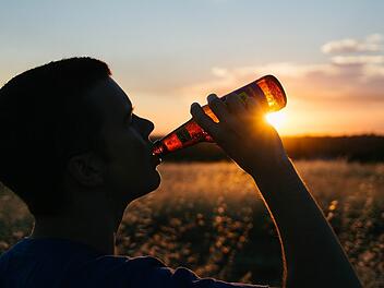 Ist Bier besser für die Zähne als Sekt oder Gin?