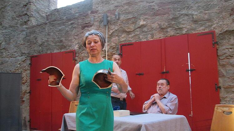 Frau Marthe (Irene (Memmel) beklagt vor Dorfrichter Adam (Günther Schäfer) und Schreiber Licht (Conrad Ahrendt) den zerbrochenen Krug und geht vor Gericht. Foto: Winfried Ehling