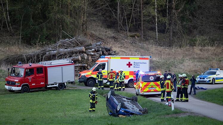 Auto überschlägt sich im Landkreis Coburg – Fünf junge Erwachsene verletzt, ein Lebensgefährdeter