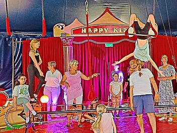 Junge K&uuml;nstler in der Manege. Mit dem "Projekt Circus Happy Kids" studieren die Sch&uuml;ler der Grundschule am Heimatring tolle artistische Nummern ein. Maja Engelhardt