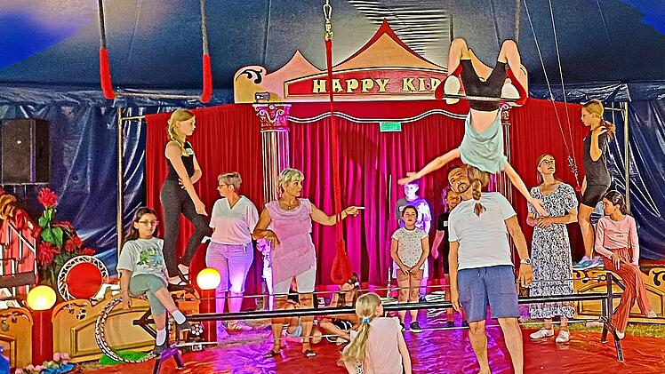 Junge K&uuml;nstler in der Manege. Mit dem "Projekt Circus Happy Kids" studieren die Sch&uuml;ler der Grundschule am Heimatring tolle artistische Nummern ein. Maja Engelhardt