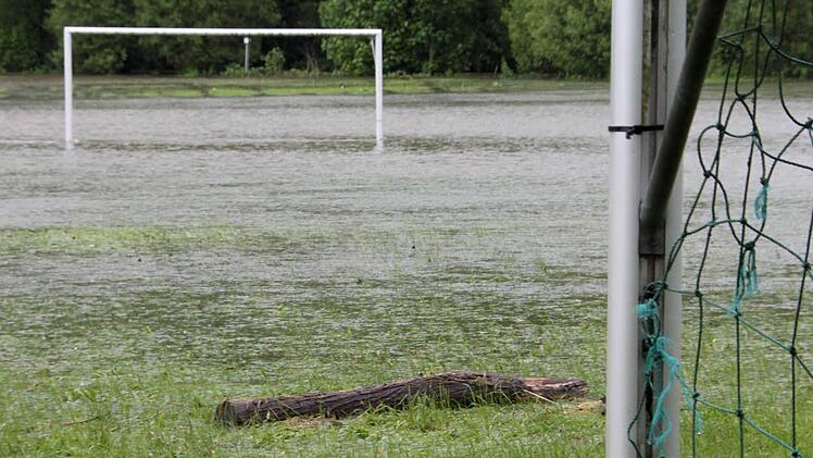 Der Fölschnitzer Fußballplatz dient derzeit eher als Wasserball-Anlage.