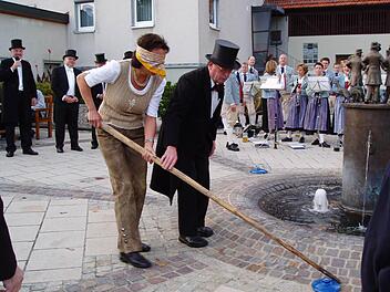Viel Spaß gibt"s beim traditionellen "Güger-Ausschloan". Fotos: Heimatverein Steinach