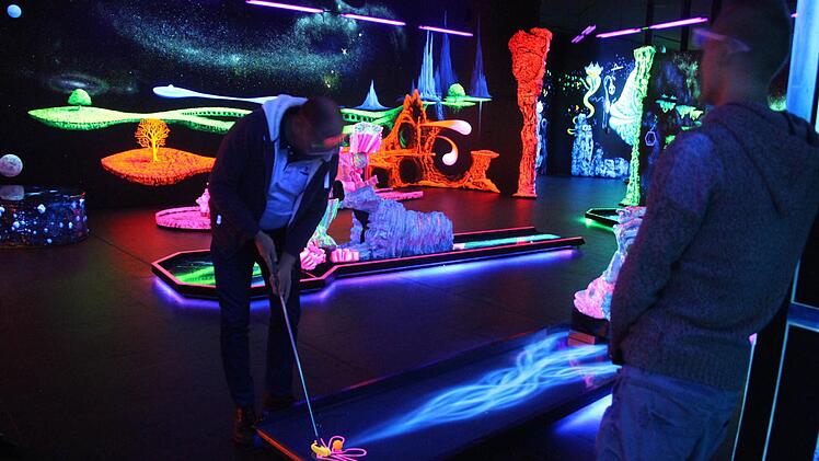 Minigolfen mit 3D-Brille - ein besonderes Erlebnis.  Foto: Diana Fuchs