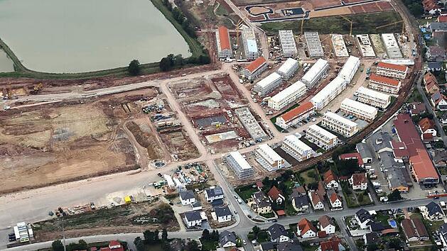 Die massive Bebauung des Gebiets Reuthsee mit Reihenh&auml;usern missf&auml;llt vielen Adelsdorfern. Unser Luftbild stammt von Ende September.  Foto: Klaus Strienz