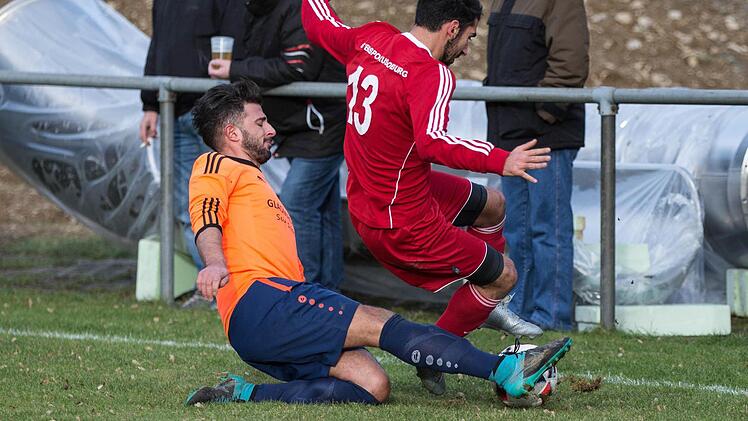 Der ASV Kleintettau (orangene Trikots) will am Samstag mit einer kampfstarken Einstellung weitere Punkte für den Klassenerhalt sammeln. Das Spiel gegen Schammelsdorf findet aber in Steinach statt. Foto: Heinrich Weiß