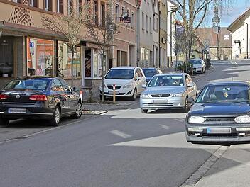 Sie hätten nur ein paar Meter laufen müssen ... - diese Falschparker in der Kapellenstraße. Foto: Ralf Kestel