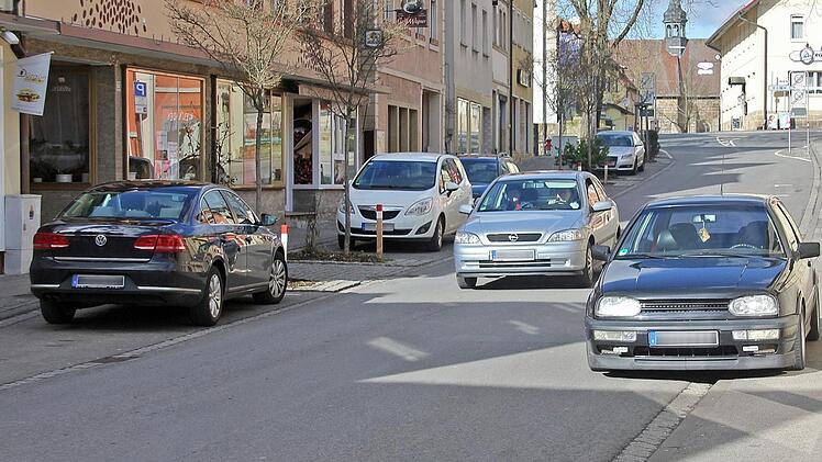 Sie hätten nur ein paar Meter laufen müssen ... - diese Falschparker in der Kapellenstraße. Foto: Ralf Kestel
